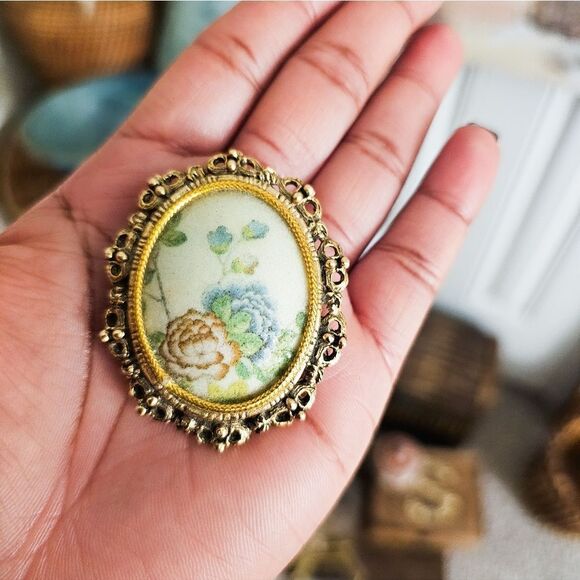 VTG 70's Victorian Cameo GoldTone Frame Sugarstone Oval Pendant Brooch. - Picture 4 of 15